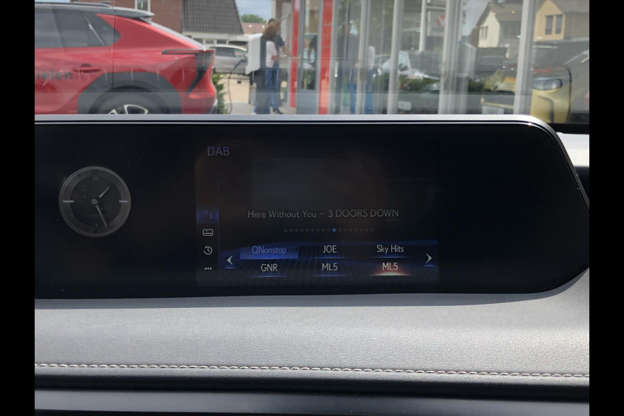 Lexus UX 250h Preference Line | 18inch, Dodehoekherkenning, Keyless, Parkeersensoren, Stoel + Stuurverwarming, Apple CarPlay/Android Auto