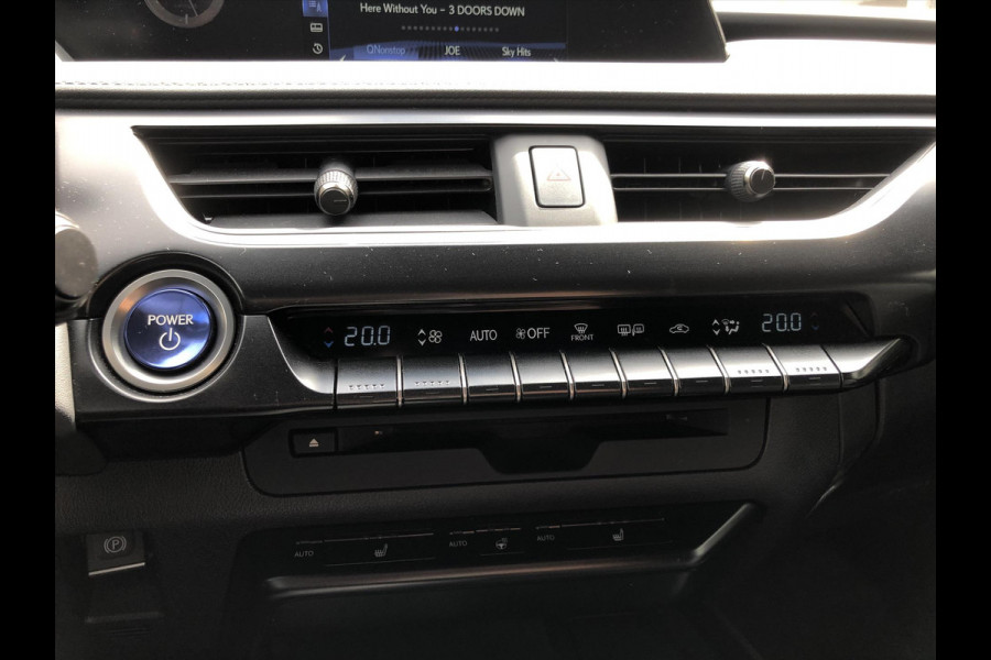 Lexus UX 250h Preference Line | 18inch, Dodehoekherkenning, Keyless, Parkeersensoren, Stoel + Stuurverwarming, Apple CarPlay/Android Auto