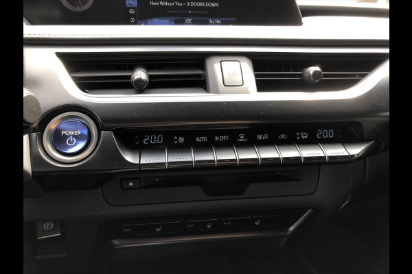 Lexus UX 250h Preference Line | 18inch, Dodehoekherkenning, Keyless, Parkeersensoren, Stoel + Stuurverwarming, Apple CarPlay/Android Auto