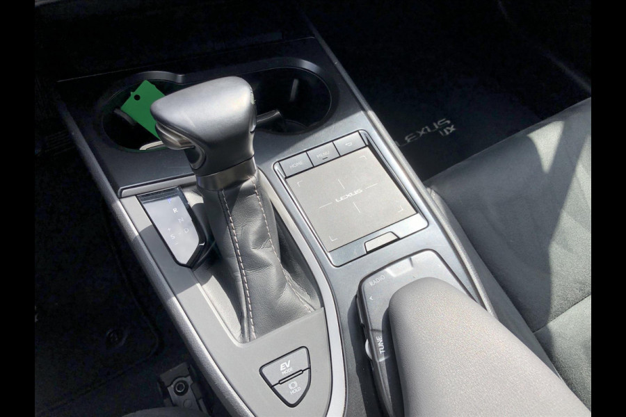 Lexus UX 250h Preference Line | 18inch, Dodehoekherkenning, Keyless, Parkeersensoren, Stoel + Stuurverwarming, Apple CarPlay/Android Auto