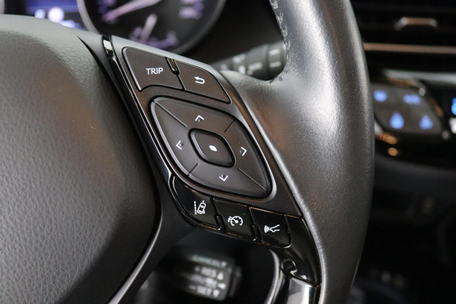 Toyota C-HR 1.8 HYBRID STYLE BI-TONE AUTOMAAT GARANTIE 2-2032 HALF LEDER. CARPLAY NAVI. 18 INCH .PDC V+A. CAMERA.