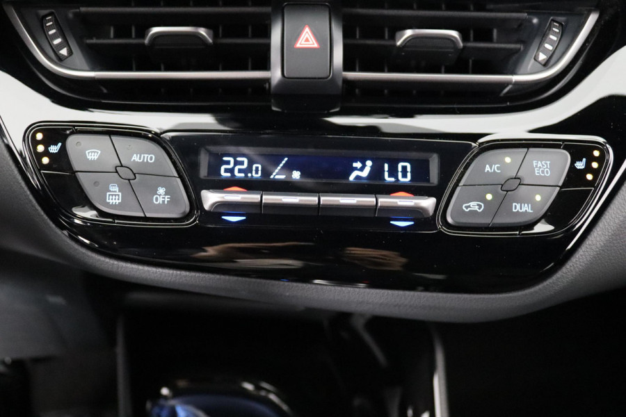 Toyota C-HR 1.8 HYBRID STYLE BI-TONE AUTOMAAT GARANTIE 2-2032 HALF LEDER. CARPLAY NAVI. 18 INCH .PDC V+A. CAMERA.