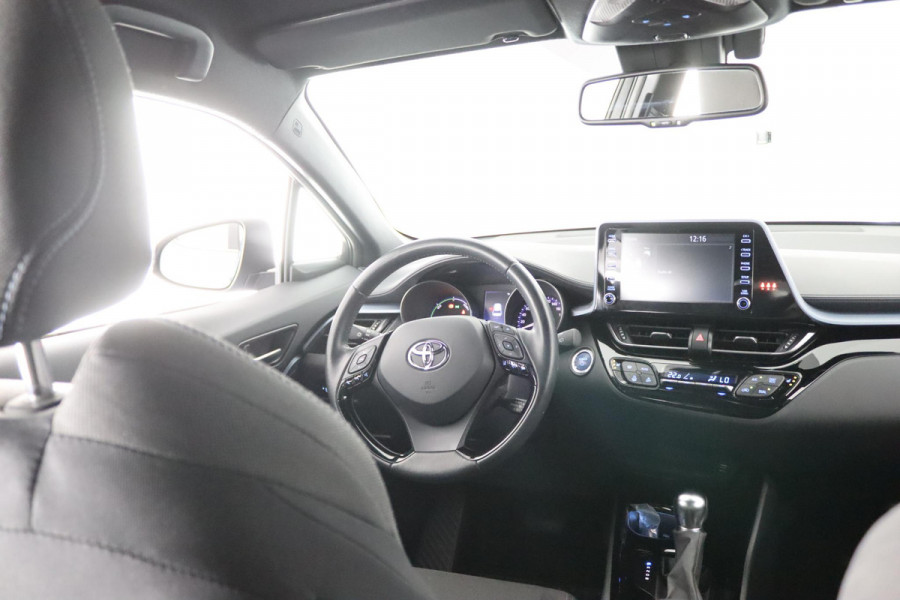Toyota C-HR 1.8 HYBRID STYLE BI-TONE AUTOMAAT GARANTIE 2-2032 HALF LEDER. CARPLAY NAVI. 18 INCH .PDC V+A. CAMERA.