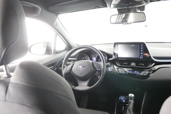 Toyota C-HR 1.8 HYBRID STYLE BI-TONE AUTOMAAT GARANTIE 2-2032 HALF LEDER. CARPLAY NAVI. 18 INCH .PDC V+A. CAMERA.