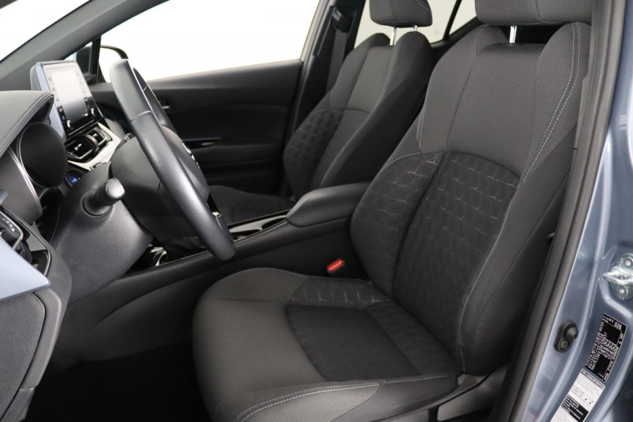 Toyota C-HR 1.8 HYBRID STYLE BI-TONE AUTOMAAT GARANTIE 2-2032 HALF LEDER. CARPLAY NAVI. 18 INCH .PDC V+A. CAMERA.