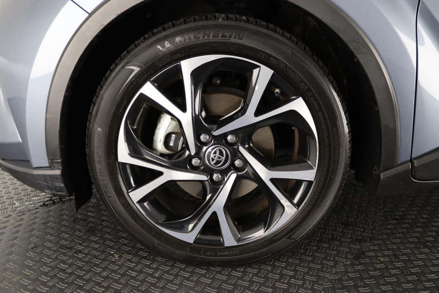 Toyota C-HR 1.8 HYBRID STYLE BI-TONE AUTOMAAT GARANTIE 2-2032 HALF LEDER. CARPLAY NAVI. 18 INCH .PDC V+A. CAMERA.