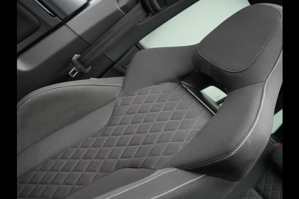 Škoda Kamiq 1.0 TSI Sport Business 110pk DSG | Panodak | RS Sportstoelen Verwarmd | Trekhaak Afn. | Chrystal LED |  Camera | Apple Carplay | 18"L.M | Keyless | Virtual | LED |