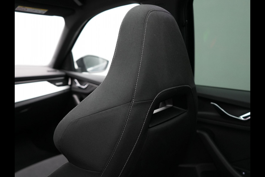 Škoda Kamiq 1.0 TSI Sport Business 110pk DSG | Panodak | RS Sportstoelen Verwarmd | Trekhaak Afn. | Chrystal LED |  Camera | Apple Carplay | 18"L.M | Keyless | Virtual | LED |