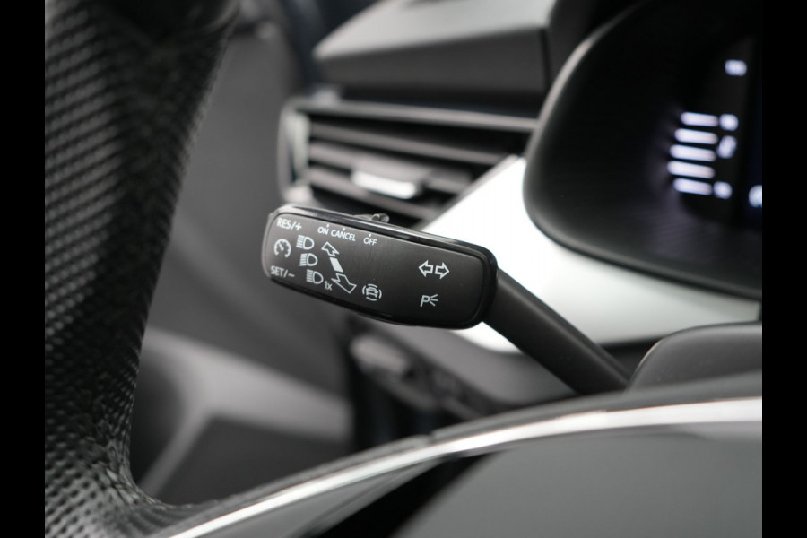 Škoda Kamiq 1.0 TSI Sport Business 110pk DSG | Panodak | RS Sportstoelen Verwarmd | Trekhaak Afn. | Chrystal LED |  Camera | Apple Carplay | 18"L.M | Keyless | Virtual | LED |