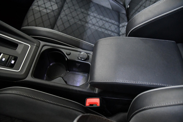 Volkswagen Golf 1.5 eTSI R-Line Head up/H&K/Side-assist