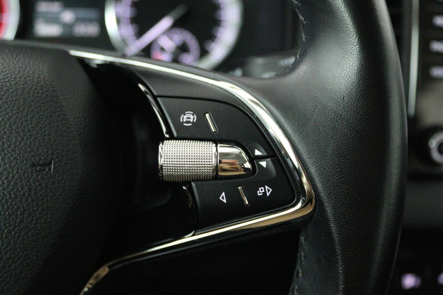 Škoda Karoq 1.0 TSI Business Edition (ACHTERUITRIJCAMERA, STOELVERWARMING, PARKEERSENSOREN, CRUISE CONTROL, NAVIGATIE, CARPLAY)