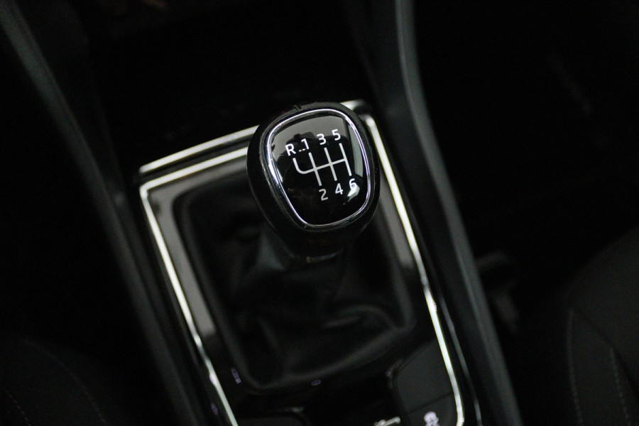 Škoda Karoq 1.0 TSI Business Edition (ACHTERUITRIJCAMERA, STOELVERWARMING, PARKEERSENSOREN, CRUISE CONTROL, NAVIGATIE, CARPLAY)