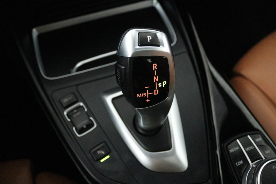 BMW 1-serie 118i Corporate Lease High Executive (PANORAMADAK, STOELVERWARMING, AUTOMAAT, CRUISE CONTROL, SENSOREN, DEALER ONDERH)