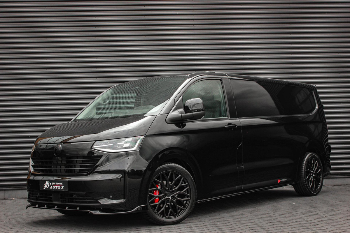 Volkswagen Transporter 2.0 TDI L2H1 BULLI 150PK DSG FULL BLACK / DRIVER ASSISTANCE / 2-ZITS / MY2024 / CAMERA / ADAP.CRUISE / FUL Volkswagen Transporter 2.0 TDI L2H1 BULLI 150PK DSG FULL BLACK / DRIVER ASSISTANCE / 2-ZITS / MY2024 / CAMERA / ADAP.CRUISE / FUL