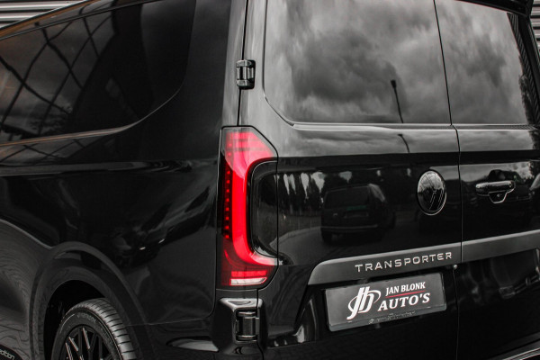 Volkswagen Transporter 2.0 TDI L2H1 BULLI 150PK DSG FULL BLACK / DRIVER ASSISTANCE / 2-ZITS / MY2024 / CAMERA / ADAP.CRUISE / FUL