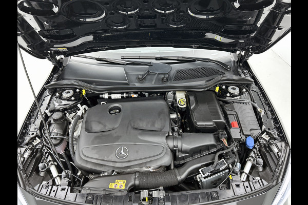 Mercedes-Benz GLA 180 Business Solution AMG Night Upgrade | 5 spaaks lichtmetalen velgen | Navigatie | Trekhaak | Parking support |