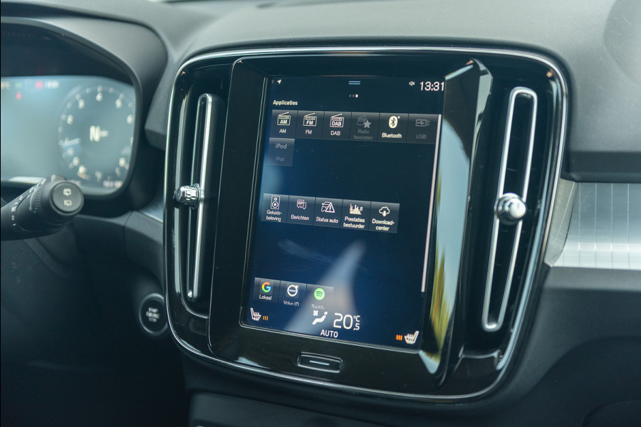 Volvo XC40 T3 Momentum Leder Trekhaak Parkeercamera Stoelverwarming 163pk