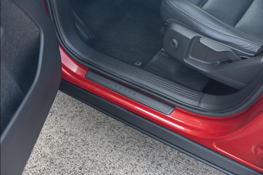Volvo XC40 T3 Momentum Leder Trekhaak Parkeercamera Stoelverwarming 163pk