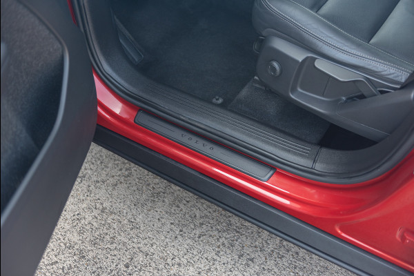 Volvo XC40 T3 Momentum Leder Trekhaak Parkeercamera Stoelverwarming 163pk