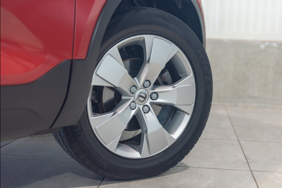 Volvo XC40 T3 Momentum Leder Trekhaak Parkeercamera Stoelverwarming 163pk