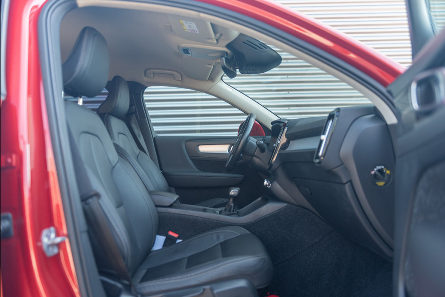 Volvo XC40 T3 Momentum Leder Trekhaak Parkeercamera Stoelverwarming 163pk