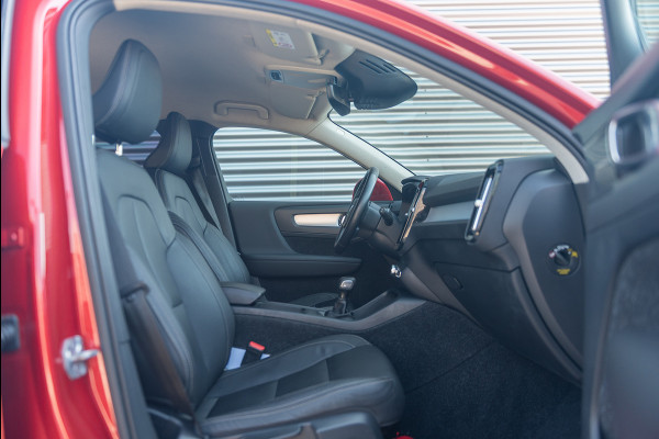 Volvo XC40 T3 Momentum Leder Trekhaak Parkeercamera Stoelverwarming 163pk