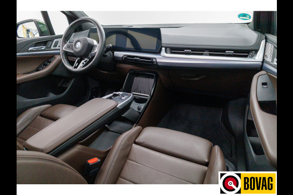 BMW 2 Serie Active Tourer 218i M-sport | Panoramadak | Leer | Harman Kardon | Stoel- en stuurverwarming | HUD | Electrische klep 360 Camera, Assisted driving, Navigatie, Shadowline, Keyless, Helemaal, 19'' Individual. VOL!
