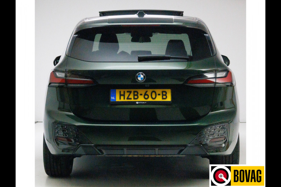 BMW 2 Serie Active Tourer 218i M-sport | Panoramadak | Leer | Harman Kardon | Stoel- en stuurverwarming | HUD | Electrische klep 360 Camera, Assisted driving, Navigatie, Shadowline, Keyless, Helemaal, 19'' Individual. VOL!