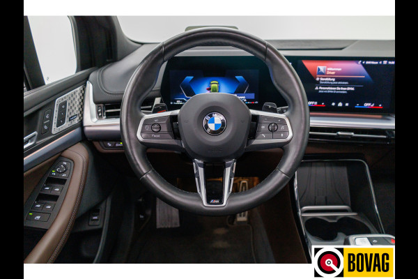 BMW 2 Serie Active Tourer 218i M-sport | Panoramadak | Leer | Harman Kardon | Stoel- en stuurverwarming | HUD | Electrische klep 360 Camera, Assisted driving, Navigatie, Shadowline, Keyless, Helemaal, 19'' Individual. VOL!