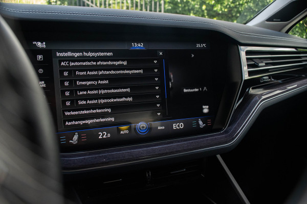 Volkswagen Touareg 3.0 TSI eHybrid 4MOTION / Luchtvering/ Standkachel/ Massagefunctie/ Panoramadak/ Trekhaak/ 280kW (381PK)