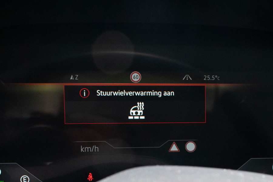 Volkswagen Touareg 3.0 TSI eHybrid 4MOTION / Luchtvering/ Standkachel/ Massagefunctie/ Panoramadak/ Trekhaak/ 280kW (381PK)