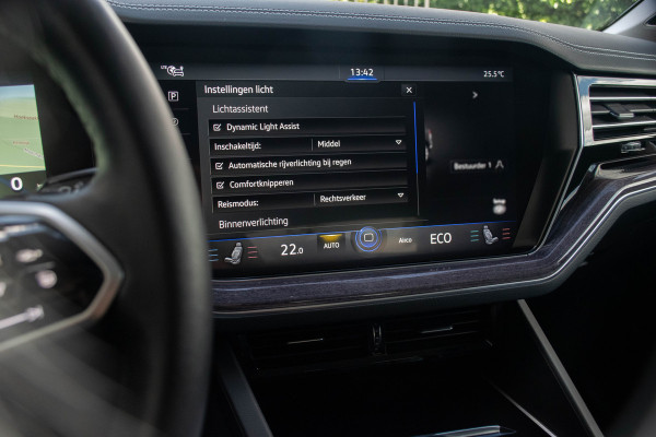 Volkswagen Touareg 3.0 TSI eHybrid 4MOTION / Luchtvering/ Standkachel/ Massagefunctie/ Panoramadak/ Trekhaak/ 280kW (381PK)