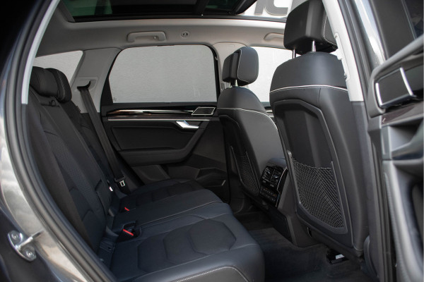 Volkswagen Touareg 3.0 TSI eHybrid 4MOTION / Luchtvering/ Standkachel/ Massagefunctie/ Panoramadak/ Trekhaak/ 280kW (381PK)