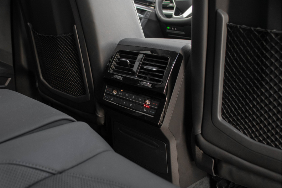 Volkswagen Touareg 3.0 TSI eHybrid 4MOTION / Luchtvering/ Standkachel/ Massagefunctie/ Panoramadak/ Trekhaak/ 280kW (381PK)