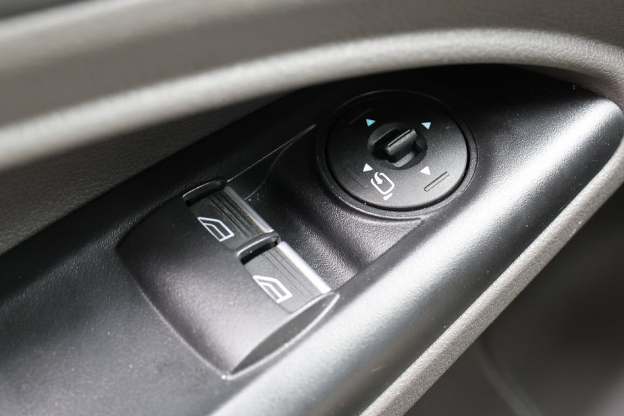 Ford Transit Connect 1.5 EcoBlue 120 PK AUT L2 | CarPlay | Camera | Trekhaak | Cruise control | PDC | Dealer onhouden | Nieuwe APK
