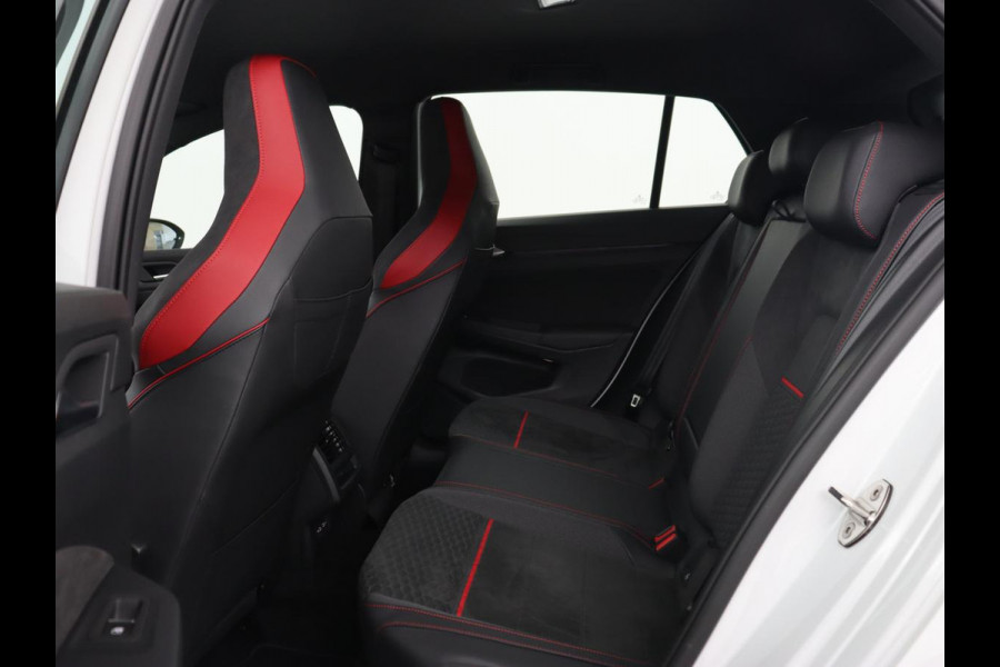 Volkswagen Golf 2.0 TSI GTI Clubsport | 300pk | Stoel & stuurverwarming | Carplay | Sfeerverlichting | LED Plus | Sportstoelen | Parkeerhulp | Digital Cockpit | Climate control Volkswagen Golf 2.0 TSI GTI Clubsport | 300pk | Stoel & stuurverwarming | Carplay | Sfeerverlichting | LED Plus | Sportstoelen | Parkeerhulp | Digital Cockpit | Climate control