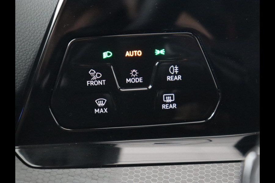 Volkswagen Golf 2.0 TSI GTI Clubsport | 300pk | Stoel & stuurverwarming | Carplay | Sfeerverlichting | LED Plus | Sportstoelen | Parkeerhulp | Digital Cockpit | Climate control Volkswagen Golf 2.0 TSI GTI Clubsport | 300pk | Stoel & stuurverwarming | Carplay | Sfeerverlichting | LED Plus | Sportstoelen | Parkeerhulp | Digital Cockpit | Climate control