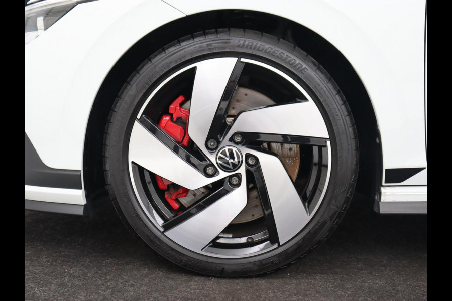 Volkswagen Golf 2.0 TSI GTI Clubsport | 300pk | Stoel & stuurverwarming | Carplay | Sfeerverlichting | LED Plus | Sportstoelen | Parkeerhulp | Digital Cockpit | Climate control Volkswagen Golf 2.0 TSI GTI Clubsport | 300pk | Stoel & stuurverwarming | Carplay | Sfeerverlichting | LED Plus | Sportstoelen | Parkeerhulp | Digital Cockpit | Climate control