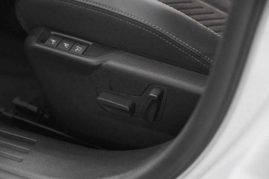 Peugeot 2008 PureTech 130 EAT8 GT | 360 Camera | Stoelmassage | Adaptieve Cruise Control | Dodehoekdetectie Peugeot 2008 PureTech 130 EAT8 GT | 360 Camera | Stoelmassage | Adaptieve Cruise Control | Dodehoekdetectie