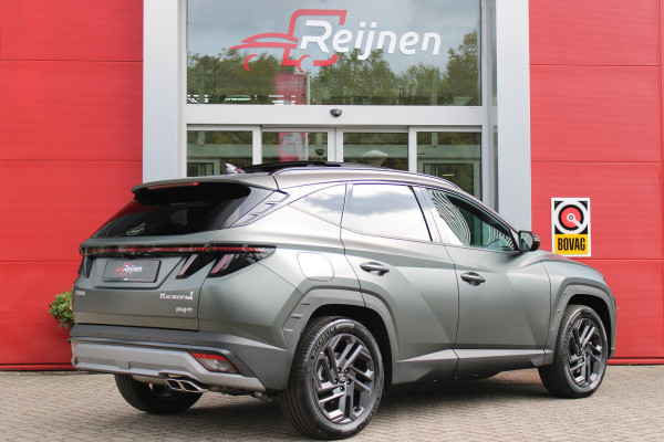 Hyundai Tucson 1.6 T-GDI PHEV 252PK 20TH ANNIVERSARY+SKY *NIEUW* | PANORAMISCH SCHUIF/KANTELDAK | STUUR / STOELVERWARMING | FULL LED KOPLAMPEN | HALF ALCANTARA / LEDER 20TH ANNIVERSARY DESIGN MET GROENE STIKSELS | NAVIGATIE | ADAPTIVE CRUISE CONTROL | DRAADLOOS APPLE CARPLAY / ANDROID AUTO | DRAADLOOS TELEFOONLADER | ELEKTRISCH BEDIENBARE ACHTERKLEP | DODEHOEK DETECTIE | 3 FASE CLIMATE CONTROL | KRELL PREMIUM AUDIO | 19"INCH 20TH ANNIVERSARY VELGEN | ZONWERING IN ACHTER PORTIEREN | PINE GREEN MATTE METALLIC LAK | DEURLIJSTEN MET LUXE AFWERKING | DAKRAILS ZWART |