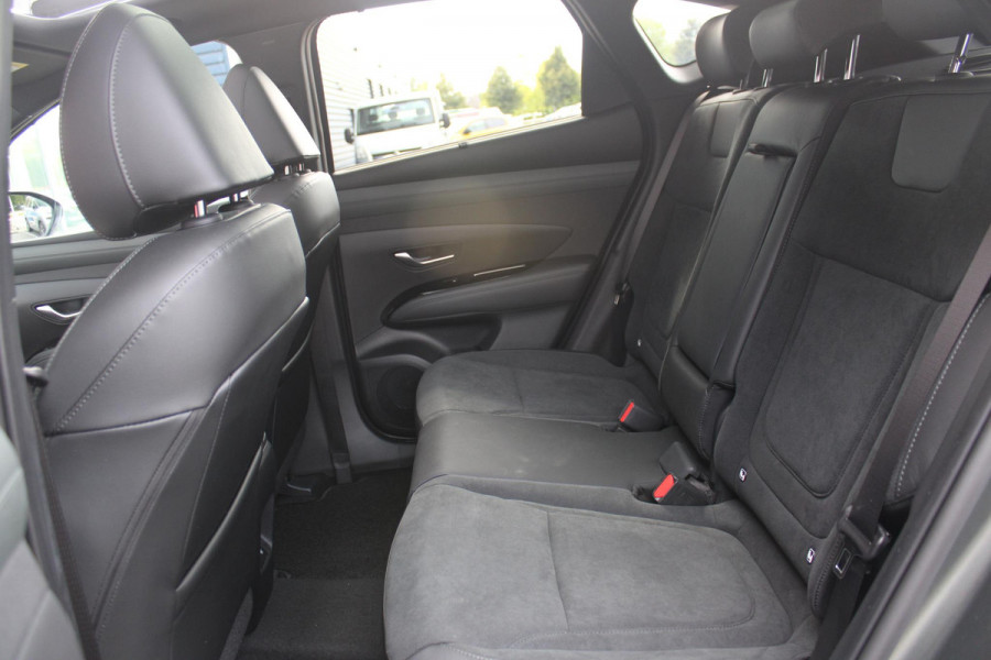 Hyundai Tucson 1.6 T-GDI PHEV 252PK 20TH ANNIVERSARY+SKY *NIEUW* | PANORAMISCH SCHUIF/KANTELDAK | STUUR / STOELVERWARMING | FULL LED KOPLAMPEN | HALF ALCANTARA / LEDER 20TH ANNIVERSARY DESIGN MET GROENE STIKSELS | NAVIGATIE | ADAPTIVE CRUISE CONTROL | DRAADLOOS APPLE CARPLAY / ANDROID AUTO | DRAADLOOS TELEFOONLADER | ELEKTRISCH BEDIENBARE ACHTERKLEP | DODEHOEK DETECTIE | 3 FASE CLIMATE CONTROL | KRELL PREMIUM AUDIO | 19"INCH 20TH ANNIVERSARY VELGEN | ZONWERING IN ACHTER PORTIEREN | PINE GREEN MATTE METALLIC LAK | DEURLIJSTEN MET LUXE AFWERKING | DAKRAILS ZWART |
