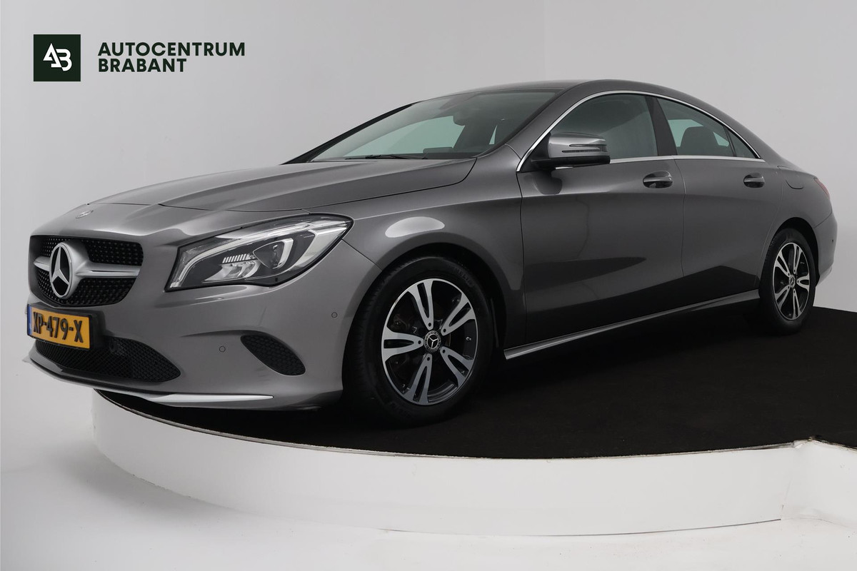 Mercedes-Benz CLA-Klasse 180 Ambition (ACHTERUITRIJCAMERA, CRUISE CONTROL, PARKEERSENSOREN, NAVIGATIE, BLUETOOTH, AIRCO)