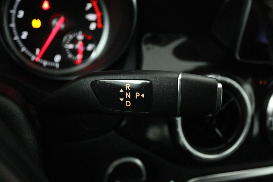 Mercedes-Benz CLA-Klasse 180 Ambition (ACHTERUITRIJCAMERA, CRUISE CONTROL, PARKEERSENSOREN, NAVIGATIE, BLUETOOTH, AIRCO)