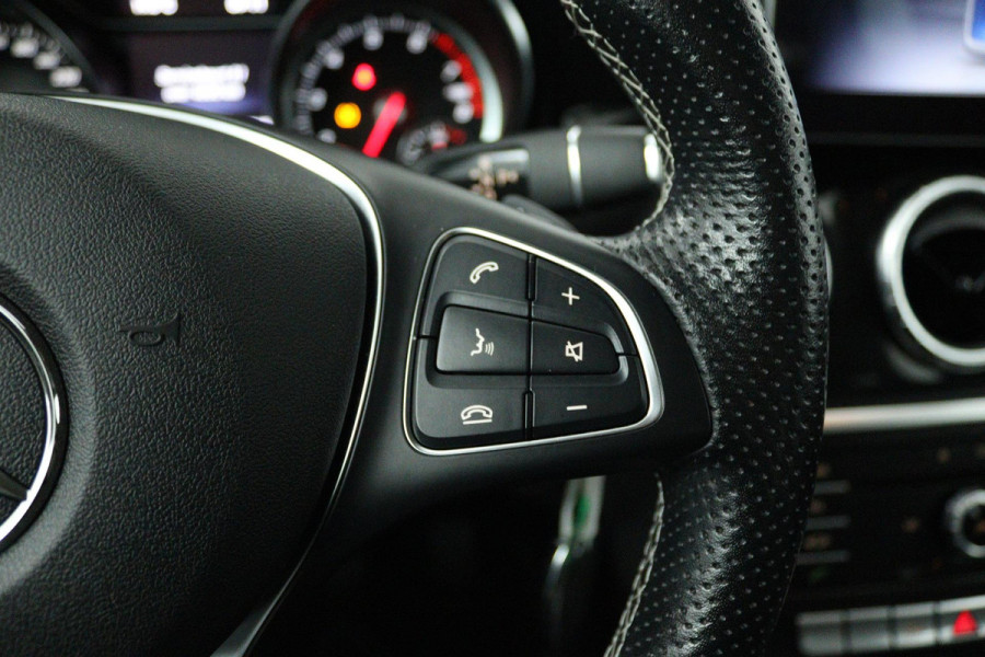 Mercedes-Benz CLA-Klasse 180 Ambition (ACHTERUITRIJCAMERA, CRUISE CONTROL, PARKEERSENSOREN, NAVIGATIE, BLUETOOTH, AIRCO)