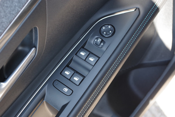 Peugeot 3008 1.2 PureTech 130 PK Automaat Allure, Stoelverwarming, Carplay, Keyless, LED