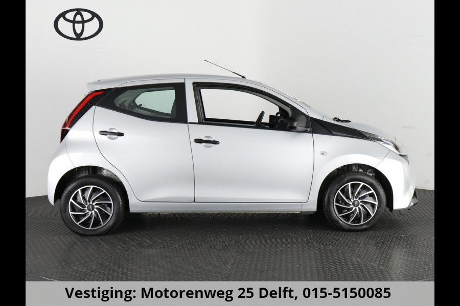 Toyota Aygo 1.0 VVT-i X SILVERLINE FUN CARPLAY NAVI AIRCO.5 DRS .GARANTIE TOT 2031 !