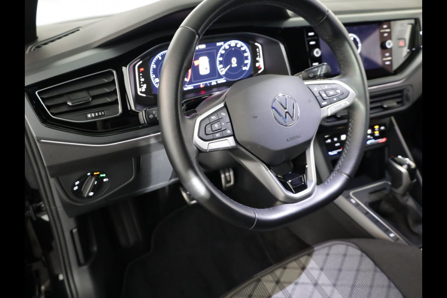 Volkswagen Polo 1.0 TSI R-Line 95 pk Automaat (DSG) | Verlengde garantie | Navigatie via App | Parkeersensoren | Matrix LED koplampen | Adaptieve cruise control | R-Line |