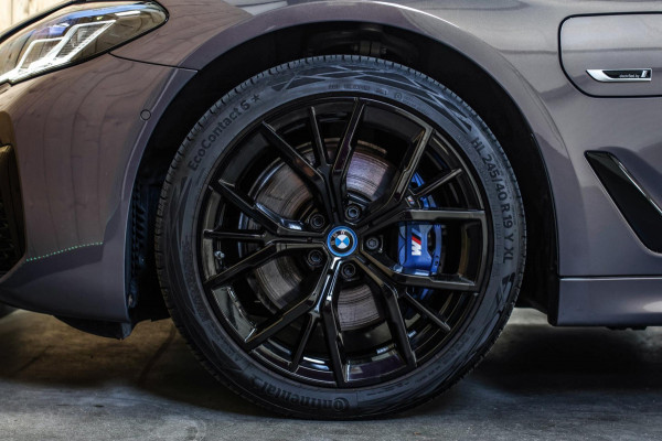 BMW 5 Serie Touring 530e xDrive M-Sport *Pano*Laser*Camera*Head-Up*Trekhaak*