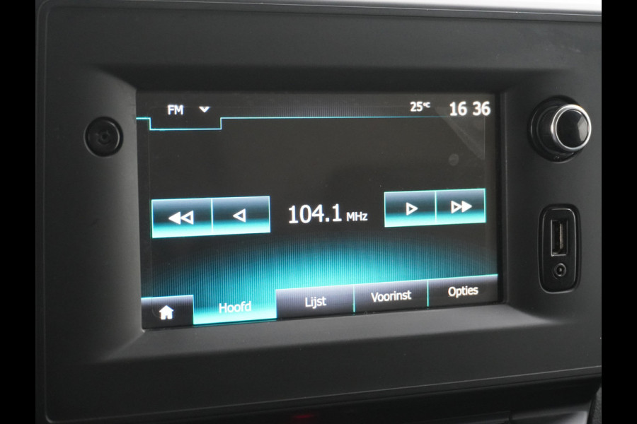 Opel Movano 2.3CDTI L2H2 Airco Navi Trekhaak 3-Persoons Cruise Control Pdc Bluetooth Kasten-inrichting Regen-Lichtsensor Schuifdeur Betonplex Vloer Wandbetimmering Euro 6 1e Eigenaar 2.500kg Trekgewicht