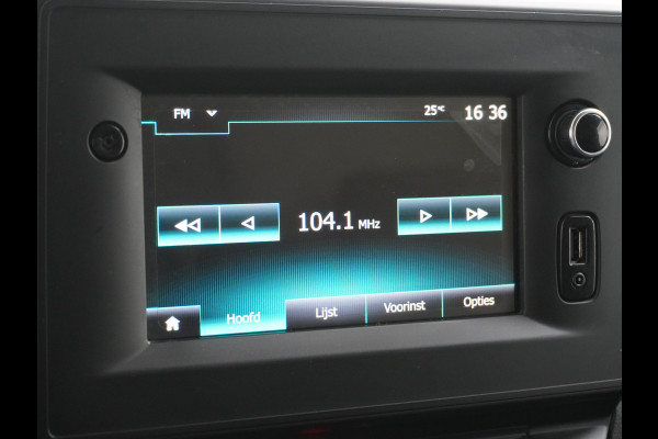 Opel Movano 2.3CDTI L2H2 Airco Navi Trekhaak 3-Persoons Cruise Control Pdc Bluetooth Kasten-inrichting Regen-Lichtsensor Schuifdeur Betonplex Vloer Wandbetimmering Euro 6 1e Eigenaar 2.500kg Trekgewicht